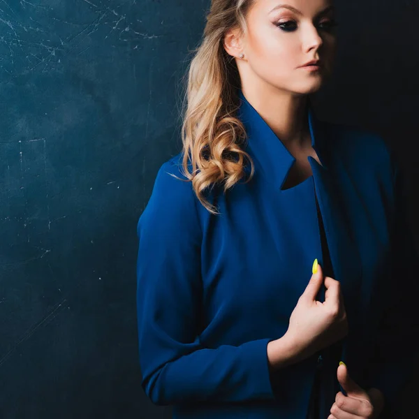 Retrato de negócios de uma jovem loira elegante em uma jaqueta azul — Fotografia de Stock