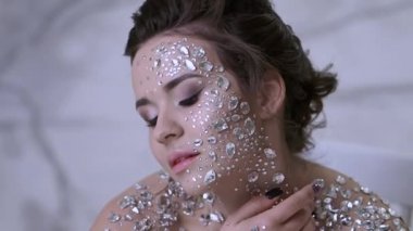 Şeffaf kristalleri olan genç ve güzel bir kadının fantastik moda portresi