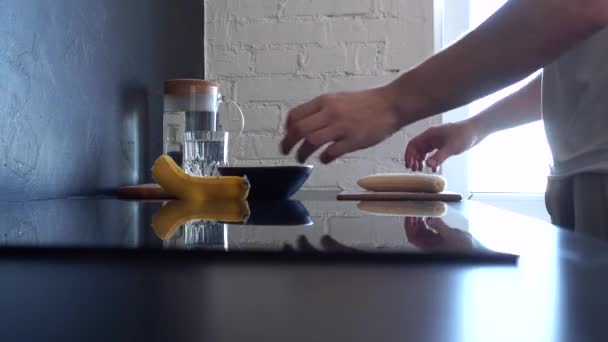 Matlagning fruktsallad med banan och röd apelsin, — Stockvideo