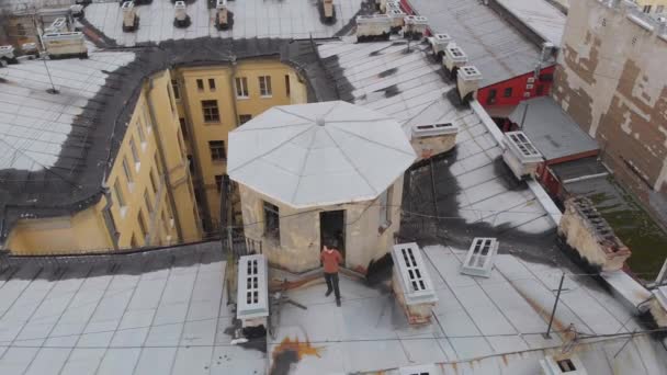 Sint-Petersburg daken van gebouwen in de oude stad, gesloten binnenplaatsen — Stockvideo