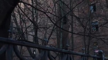 Şehirde terk edilmiş bir ev, bir binanın kalıntıları..