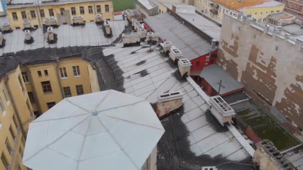 旧市街の建物のサンクトペテルブルク屋根,閉鎖中庭 — ストック動画