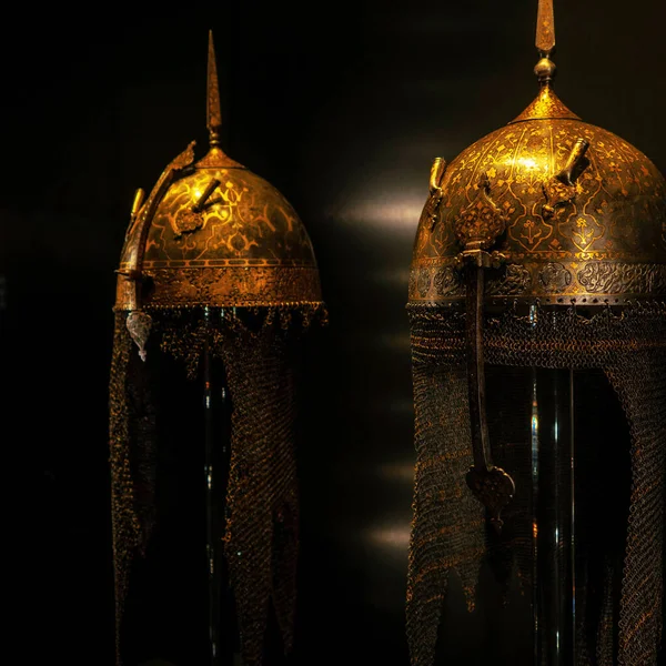 СТАНБУЛ, ТУРЦИЯ - 21 СЕНТЯБРЯ 2019 г.: Древнее турецкое оружие в музее — стоковое фото