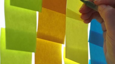 Proje yönetimi ve planlama, konsept. Genç bir kadın not alır.