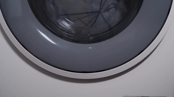 Wassen, Wasgoed spinnen in de trommel van de wasmachine, spoelen en wringen. — Stockvideo