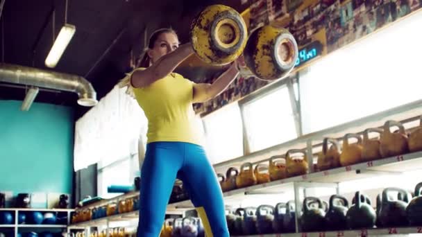 Kettlebell club. Fille se prépare à faire une séance d'entraînement avec des poids , — Video