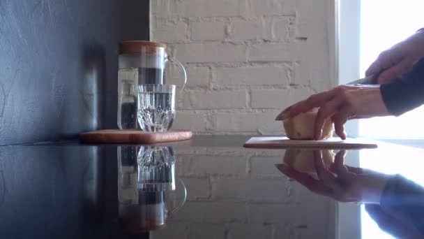 Γυναικεία χέρια κόβουν λευκό ψωμί σε κομμάτια για την παρασκευή πρωινού — Αρχείο Βίντεο