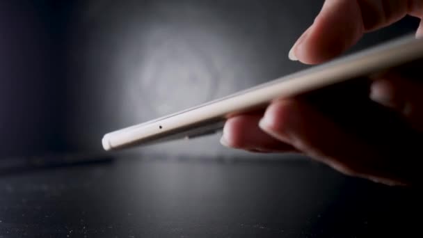 Сломанный экран смартфона, рука поднимает телефон со взломанным дисплеем — стоковое видео