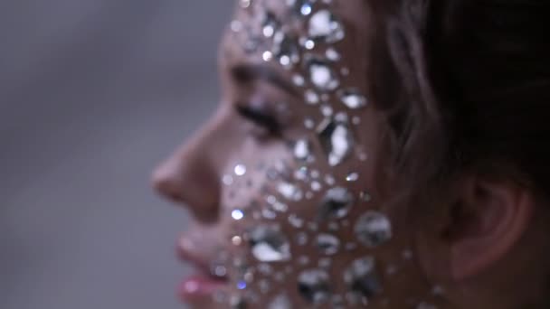 Retrato de moda fantástica de uma jovem mulher bonita com cristais transparentes — Vídeo de Stock