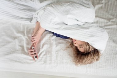 Günaydın, battaniyenin altındaki kadın alarmı kapattı.