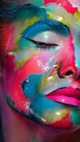 Arte facial y arte corporal. Maquillaje creativo con patrones de colores en la cara. Arte de maquillaje moderno, estilo audaz , —  Fotos de Stock