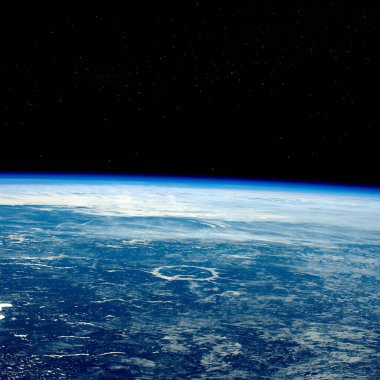 Uzaydan dünya görüşü, arka planda kara yıldızlı gökyüzü