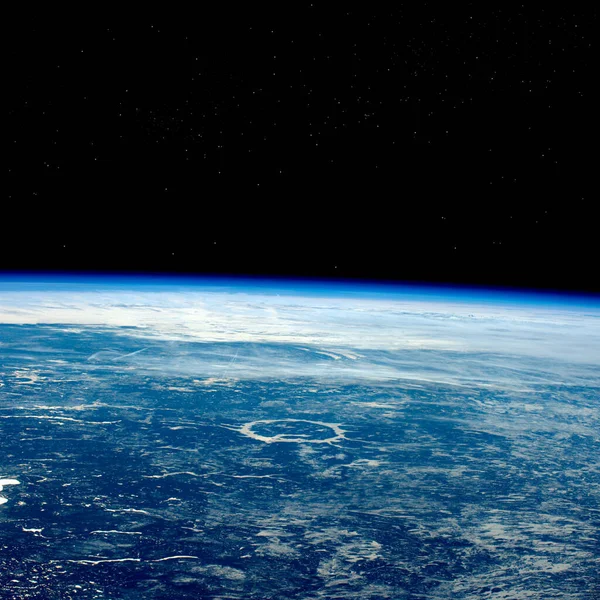 Планета Земля вид из космоса, черное звездное небо на заднем плане — стоковое фото