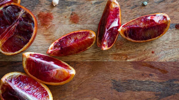 Scheiben roter Orangen auf Holzbrett — Stockfoto