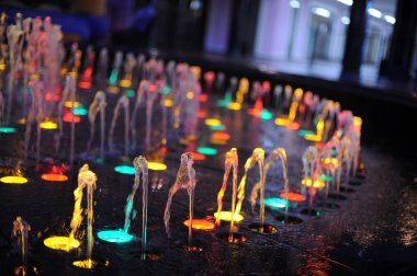 Renkli ışık çeşme arka plan.