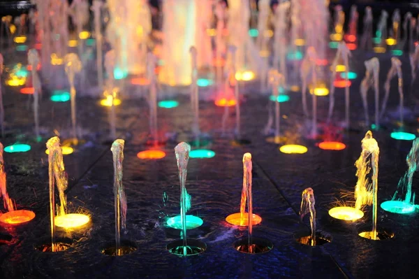 光が彩る噴水の背景. ストック写真