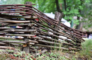 Wiejskie ogrodzenie zagrody