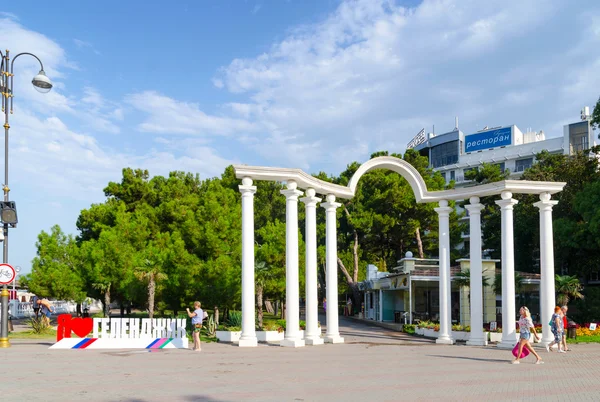 Łuk przy wejściu do Lermontow Boulevard. Gelendzhik. — Zdjęcie stockowe