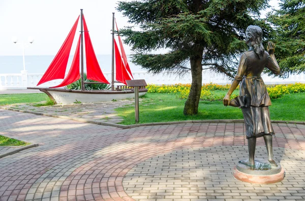 Escultura "Assol" e composição da paisagem "Veleiro". Gelendzhik. . — Fotografia de Stock