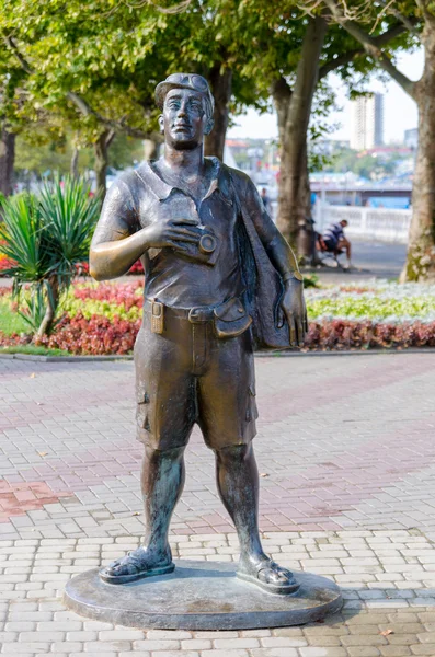 Скульптура "Турист" на набережной. Геленджик . — стоковое фото