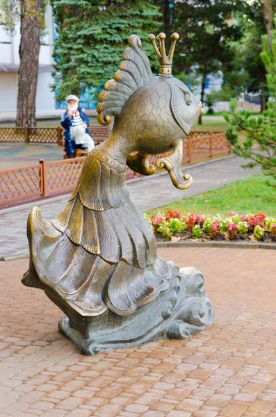 Socha "Zlatá rybka" na nábřeží Gelendzhik. — Stock fotografie
