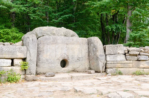 Hunebed in de vallei van de rivier van Zhane, Rusland — Stockfoto