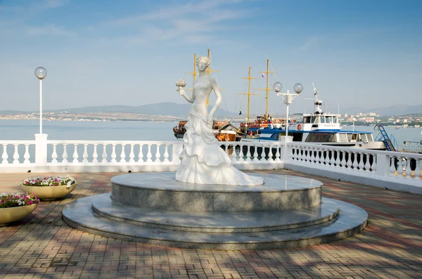 Skulptur weiße Braut auf der Promenade. Gelendschik. — Stockfoto