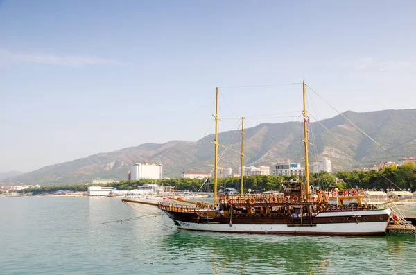 Sailboat at the pier. The city-resort Gelendzhik. — Stock Photo, Image