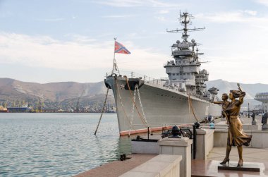 Novorossiysk. Kruvazör Mikhail Kutuzov ve denizci anıt
