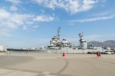 Novorossiysk. Mikhail Kutuzov ve sahil mesire kruvazör