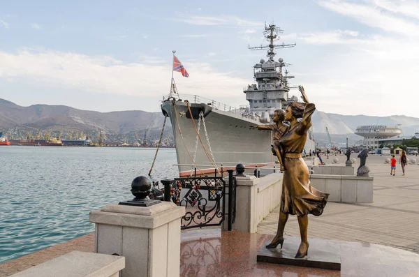 Novorossiejsk. Kruiser Mikhail Kutuzov en monument voor de matroos — Stockfoto