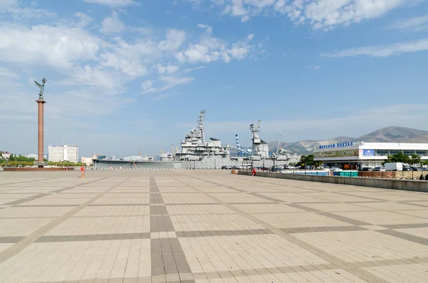 Novorossiysk. El crucero Mikhail Kutuzov y Shore Promenade ser —  Fotos de Stock