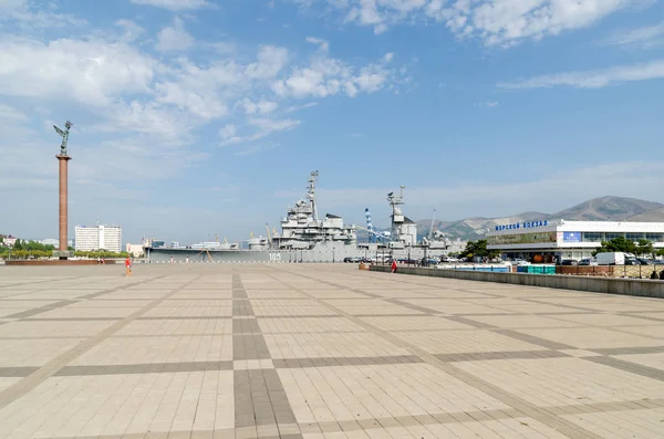 Novorossiejsk. De kruiser Mikhail Kutuzov Shore Promenade en — Stockfoto