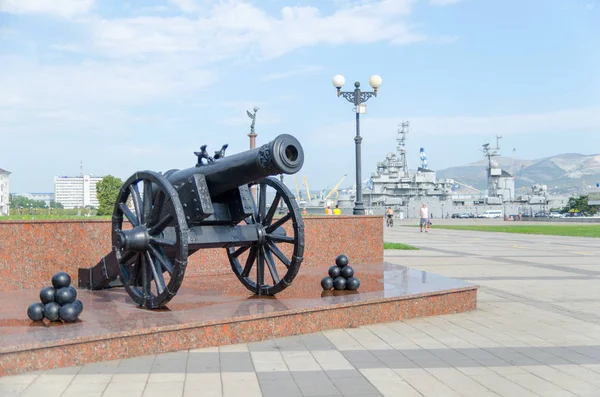 Oude kanonnen op de wal Promenade van admiraal Serebryakov. Novoro — Stockfoto