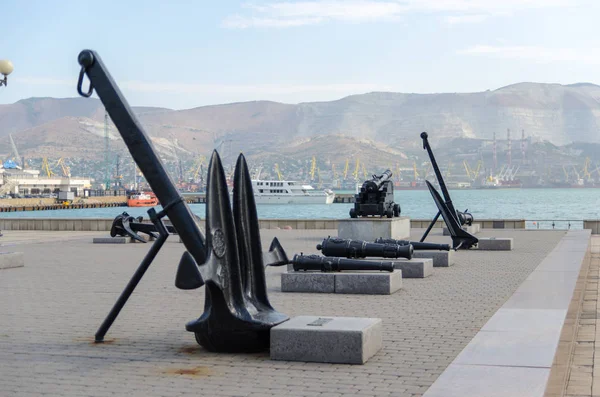 Old cannon and anchors on the Shore Promenade of Admiral Serebry — Stock Photo, Image
