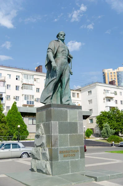 Памятник неизвестному моряку на береговой набережной Новороса — стоковое фото