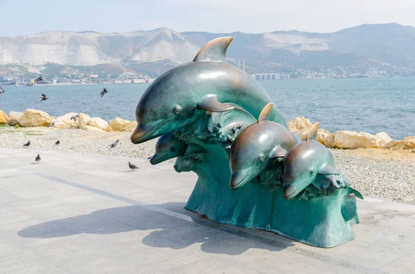 Golfinhos de Escultura no aterro de Novorossiysk . — Fotografia de Stock
