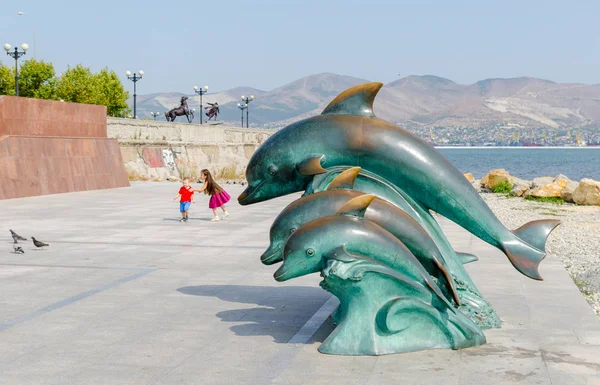 Sculpture Dolphins on the embankment of Novorossiysk. — Stock Photo, Image