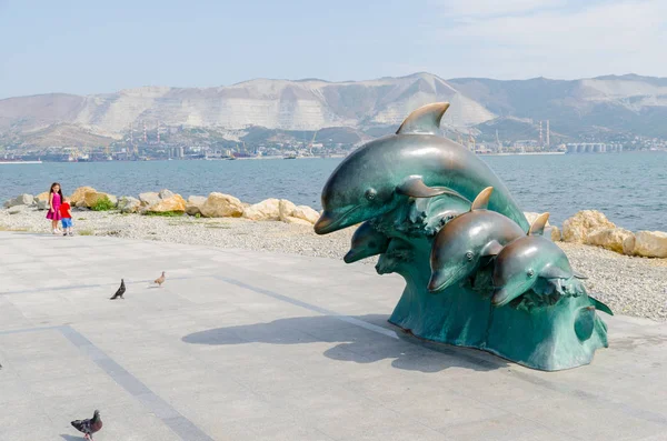 Sculpture Dolphins on the embankment of Novorossiysk. — Stock Photo, Image