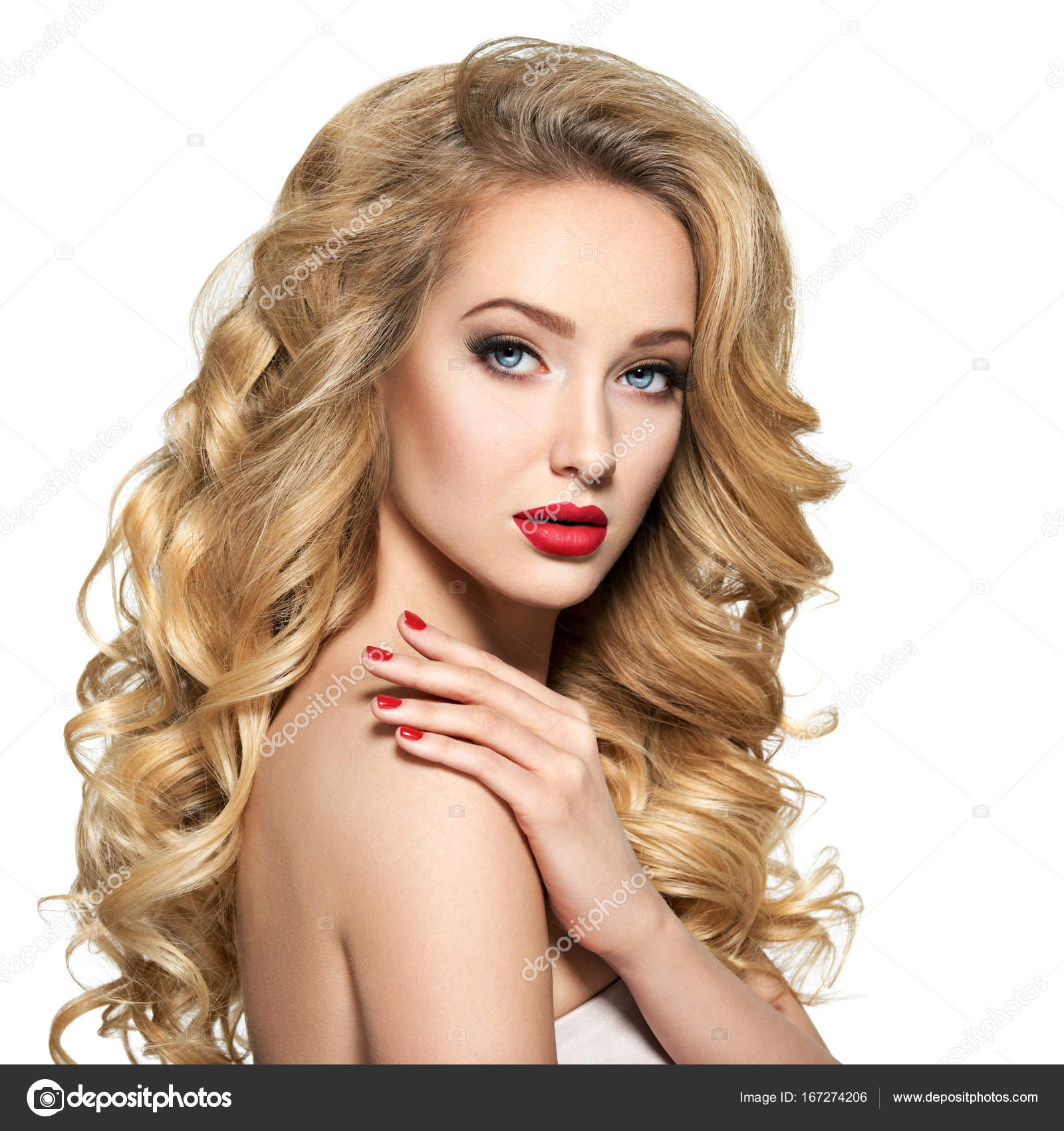 Красивую блондинку на диване - 92 фото