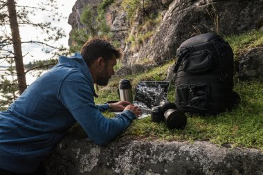 Adam taş orman ofisinde mi