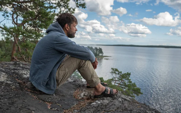 Adam kayanın üzerinde oturan ve mesafe içine arıyorum