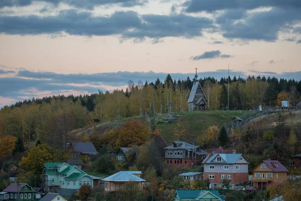 Landschap van oude Russische dorp Pljos — Stockfoto