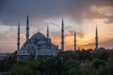 Gün batımı sırasında Sultan Ahmet Camii üzerinde şaşırtıcı görünümü