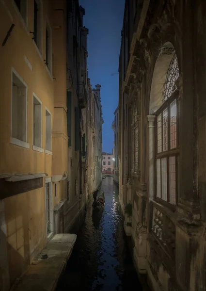 Gondolier dans un étroit canal de Venise la nuit — Photo