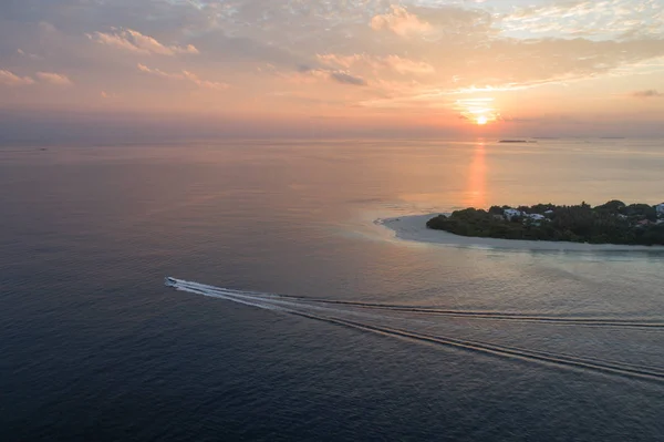 Vista aérea na ilha das Maldivas Ukulhas durante o pôr-do-sol — Fotografia de Stock