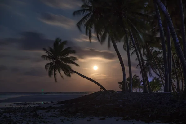 Úžasné supermoon na maledivském ostrově — Stock fotografie