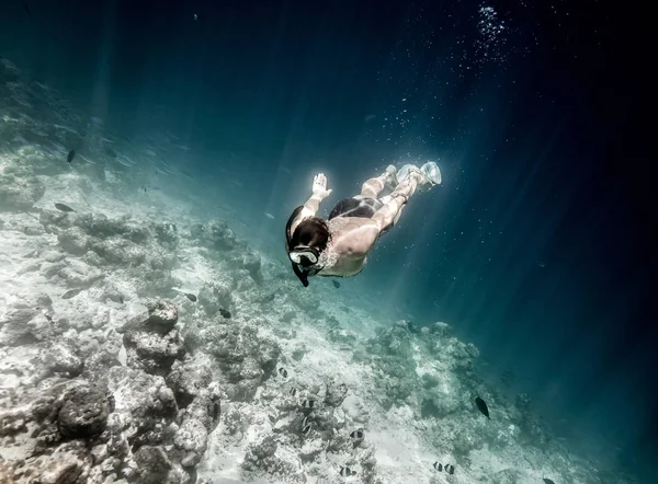 Man is diving to the coral reef in Indian ocean — Stock Photo, Image