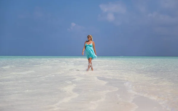 Mujer embarazada está caminando en la isla de Maldivas — Foto de Stock