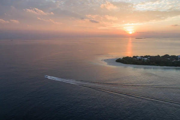 Luftaufnahme der maledivischen Insel Ukulhas bei Sonnenuntergang lizenzfreie Stockfotos